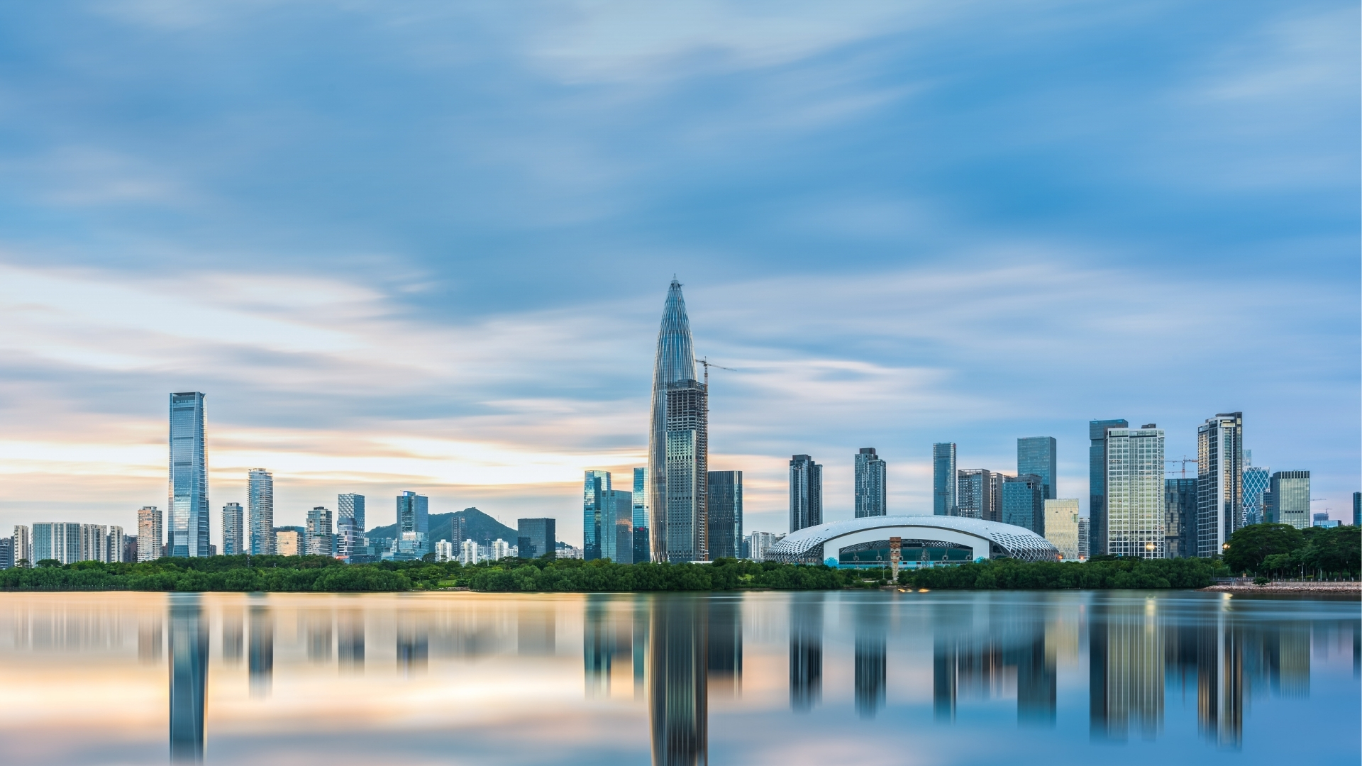 深圳城市天际线与滨水建筑倒影