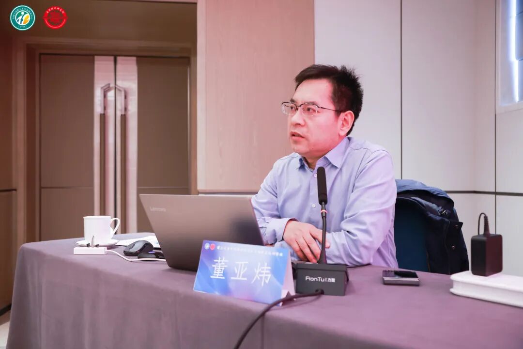中共中央党校（国家行政学院）教授董亚炜在研修班上授课。