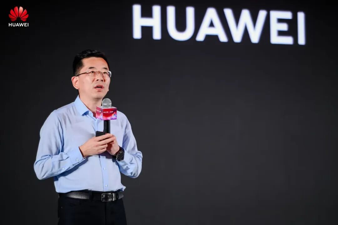 华为川藏总经理鲍歌堂在川藏之夜暨颁奖典礼上致辞。