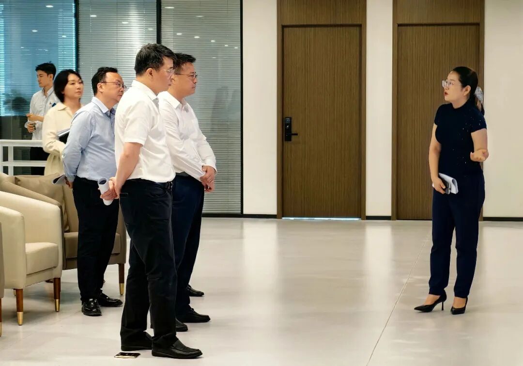 华享创联副总经理梁爽向来访人员介绍公司运营情况、技术成果与未来规划。