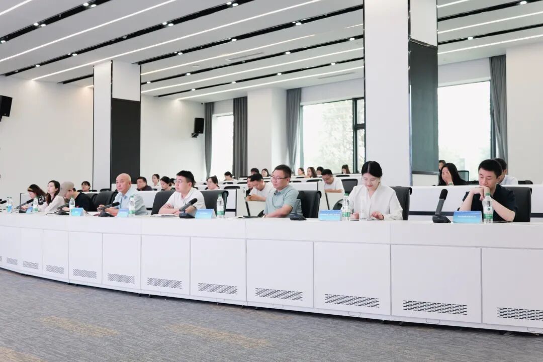 “天下奇观·兴业兴文”智改数转产业赋能会现场，政府、行业专家与本土企业代表共同交流。