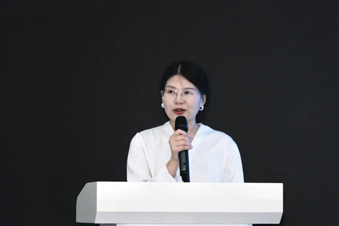 华享创联（宜宾）科技有限公司总经理谢静致辞，分享百县火炬计划服务县域发展的实践。