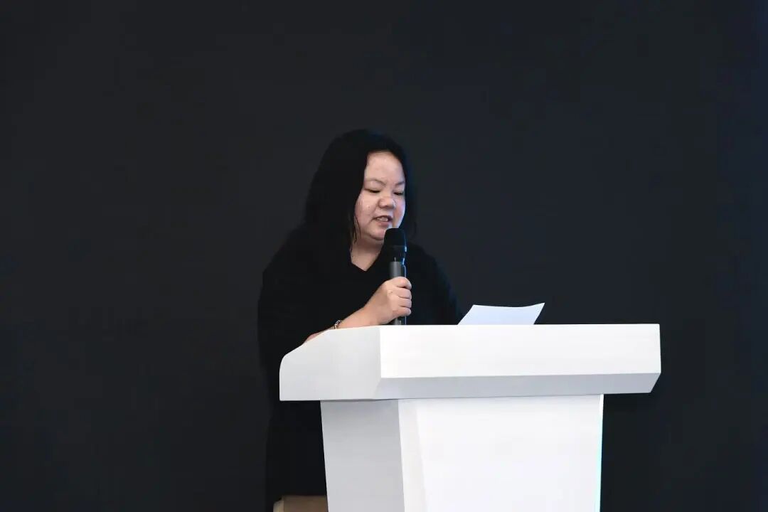 四川省创新创业促进会秘书长杜春花致辞，介绍促进会为企业数字化转型提供的资源支持。