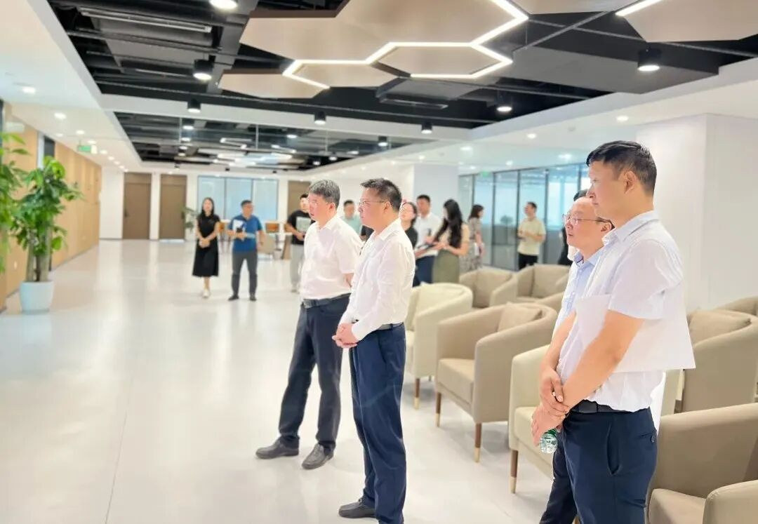天府新区党工委副书记潘勇一行参观华享创联