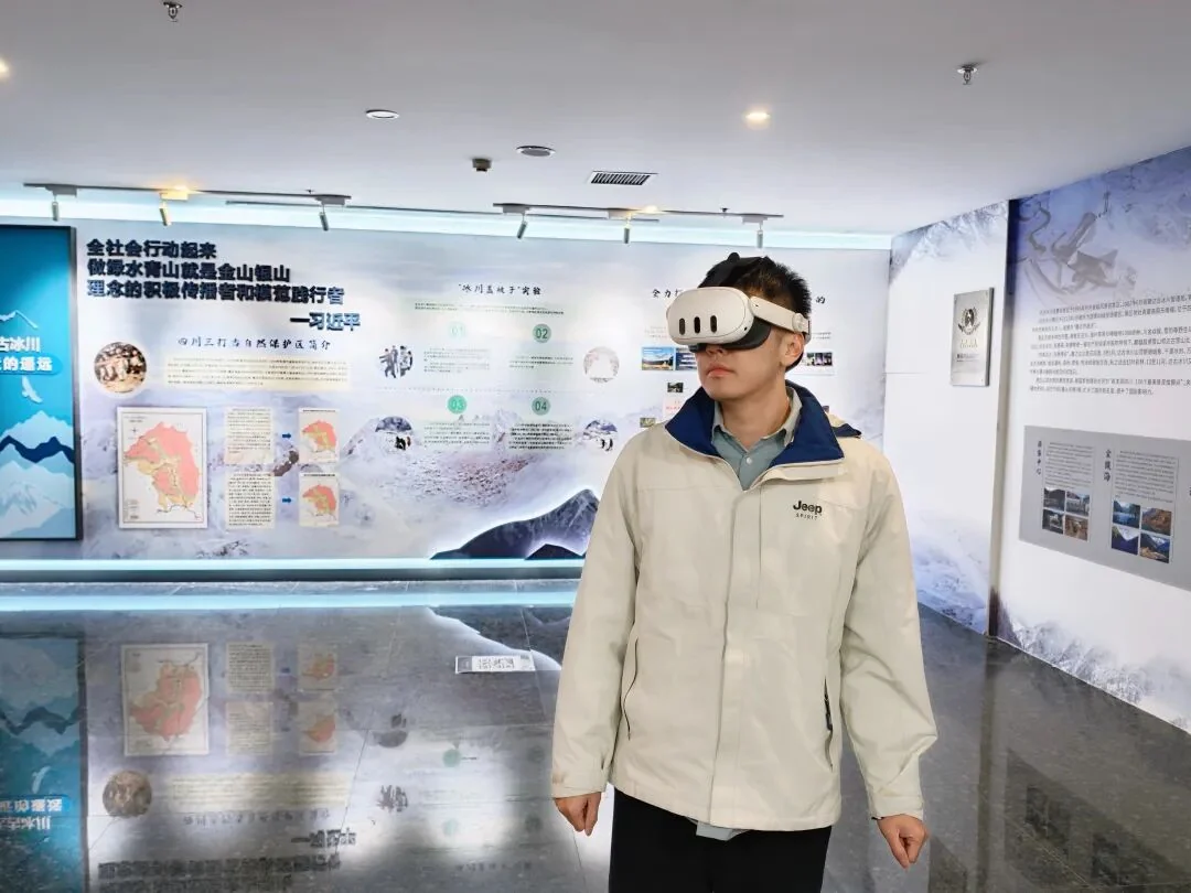 华享创联员工在达古冰川博物馆体验VR互动设备